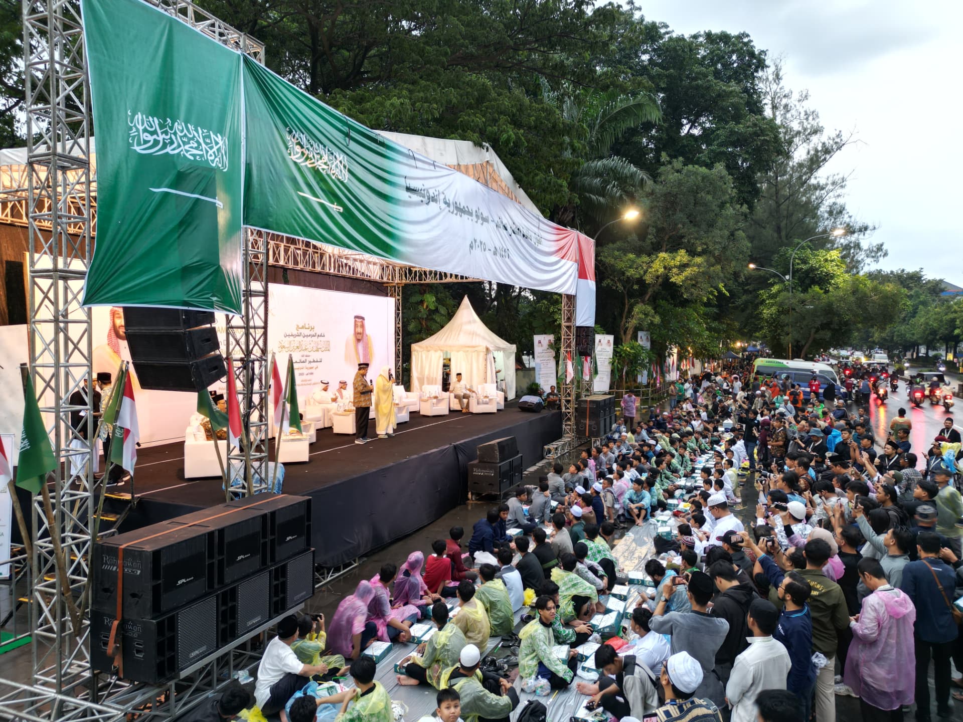 Ribuan jamaah buka puasa bersama di jalanan Solo