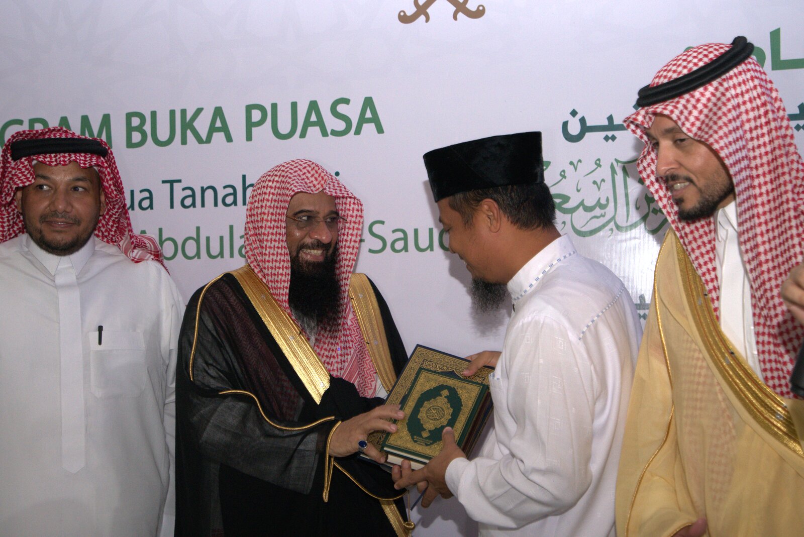 Peserta buka puasa bersama rekor MURI dari udara